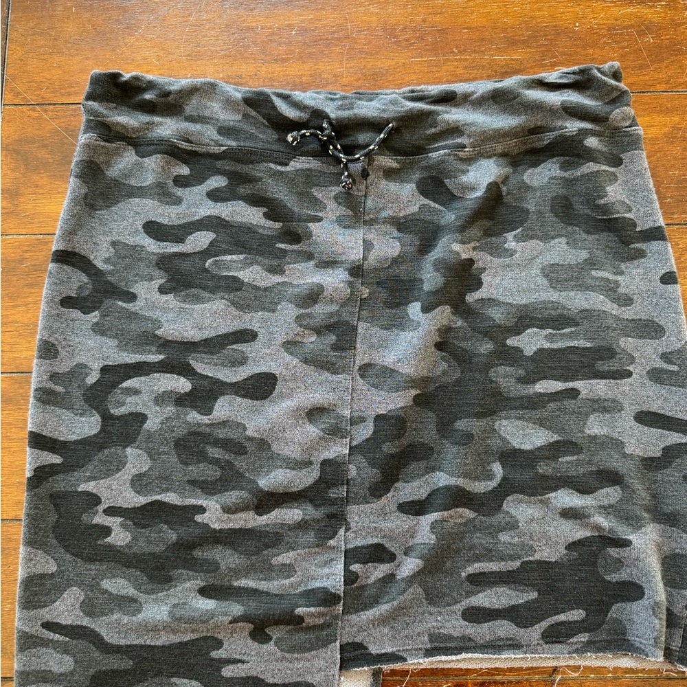 Camouflage print Sundry Women's Skirt. Size 4, XL. Good condition.